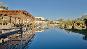 2 piscinas al aire libre, cabañas de piscina gratuitas, sombrillas