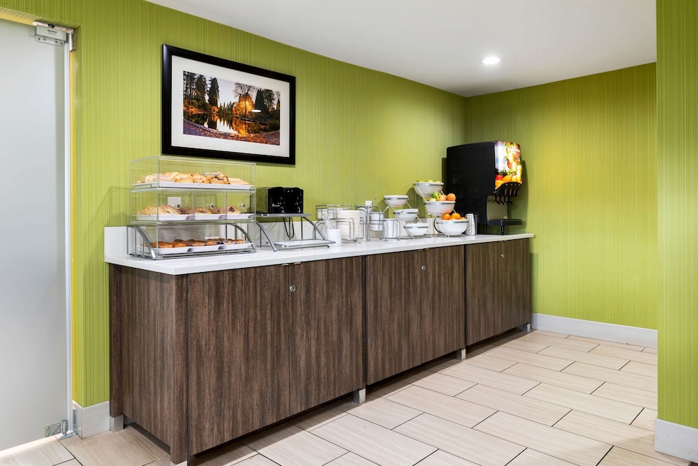 Breakfast area, Comfort Inn & Suites Tigard near Washington Square