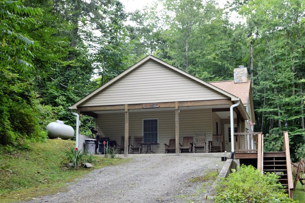 Bear Paw Falls-2 bedroom secluded home with 50 foot creek front view.. WiFi