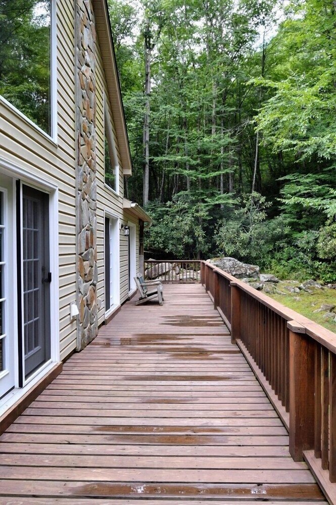 Bear Paw Falls-2 bedroom secluded home with 50 foot creek front view.. WiFi