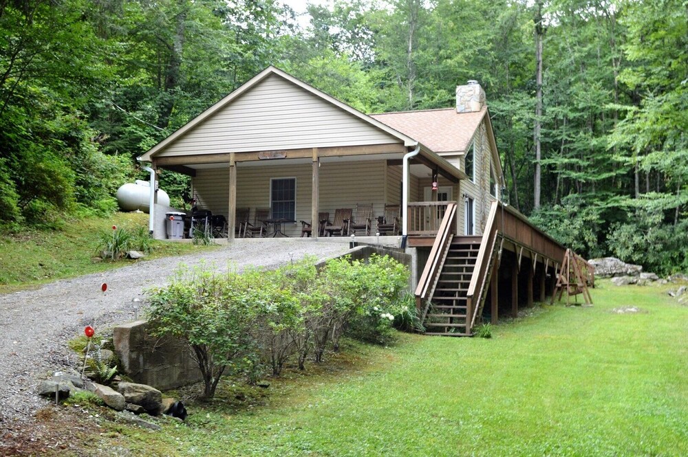 Bear Paw Falls-2 bedroom secluded home with 50 foot creek front view.. WiFi