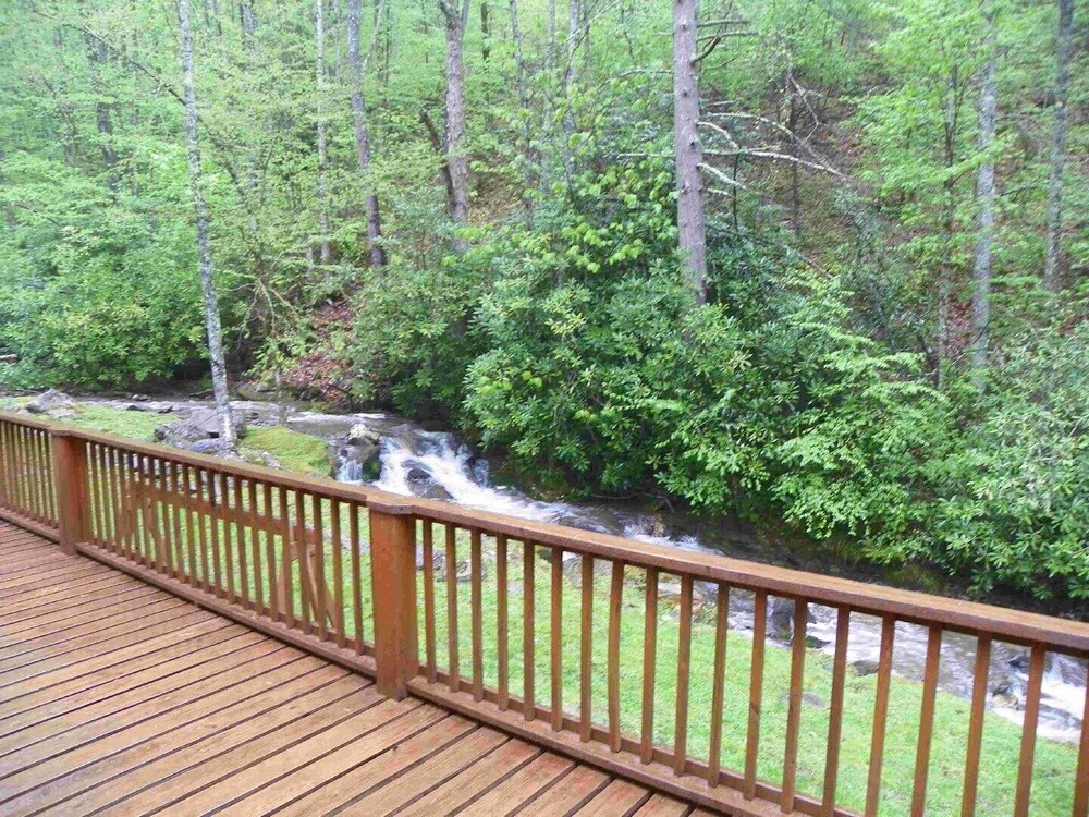 Bear Paw Falls-2 bedroom secluded home with 50 foot creek front view.. WiFi