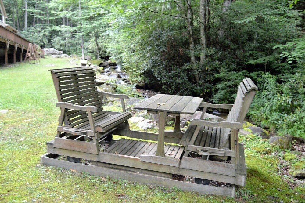 Bear Paw Falls-2 bedroom secluded home with 50 foot creek front view.. WiFi