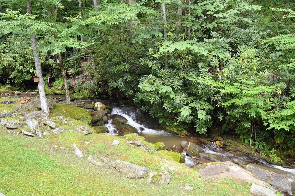 Bear Paw Falls-2 bedroom secluded home with 50 foot creek front view.. WiFi