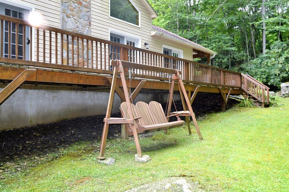 Bear Paw Falls-2 bedroom secluded home with 50 foot creek front view.. WiFi