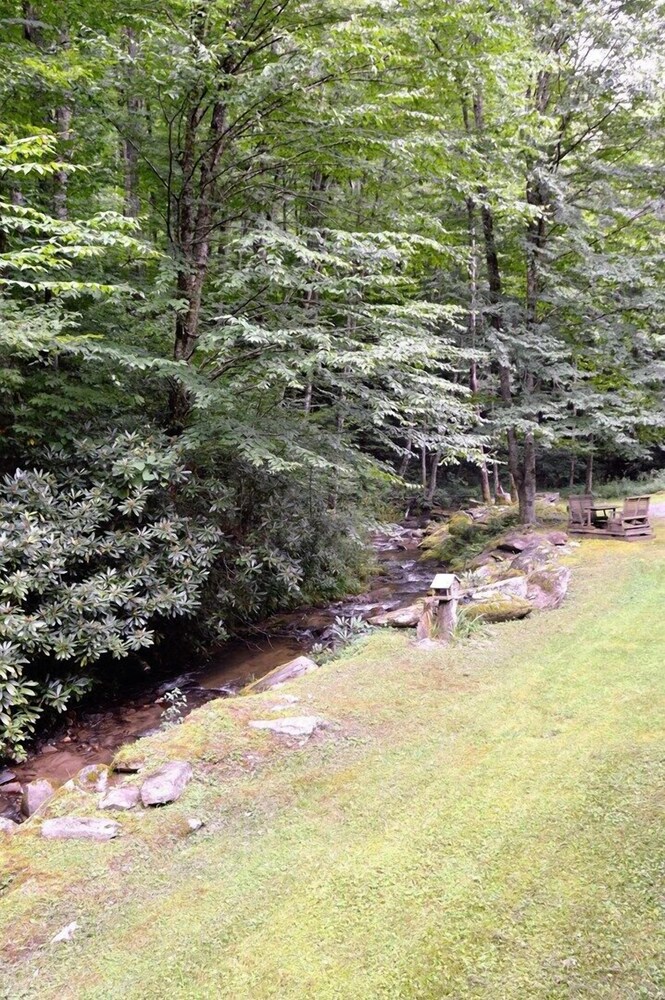 Bear Paw Falls-2 bedroom secluded home with 50 foot creek front view.. WiFi