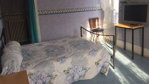 1 bedroom, premium bedding, desk, free WiFi