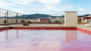 Una piscina al aire libre de temporada