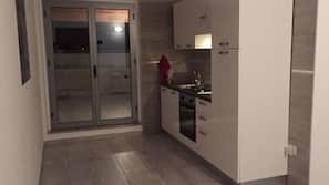 Full-sized fridge, microwave, oven, hob