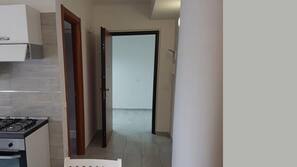 Full-sized fridge, microwave, oven, hob