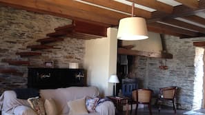 Flat-screen TV, fireplace, DVD player