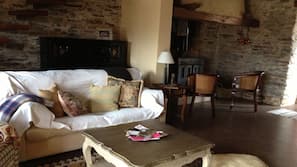 Flat-screen TV, fireplace, DVD player