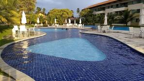 Piscina externa, funciona das 9h00 às 17h00, guarda-sóis