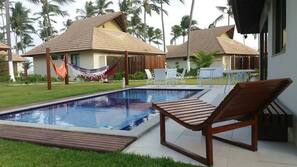 Piscina externa, funciona das 9h00 às 17h00, guarda-sóis