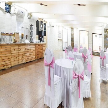 De Grandeur Hotel Banquets Deals Reviews Mumbai Ind - 