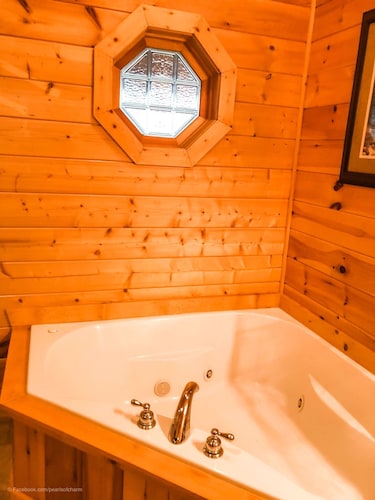 Cozy Cabin W Home Theater Hot Tub 139 Night Sleeps 6 Wifi