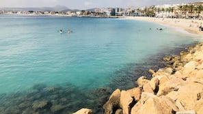 Una spiaggia nelle vicinanze
