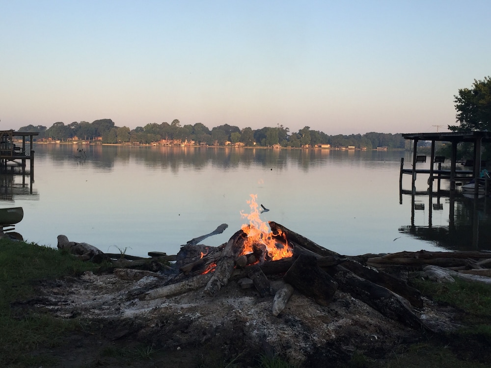 ♦️WATERFRONT CABIN 2♦️ Lake Livingston, Onalaska, Texas in Onalaska