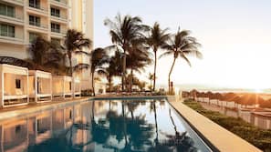 4 outdoor pools, pool umbrellas, sun loungers