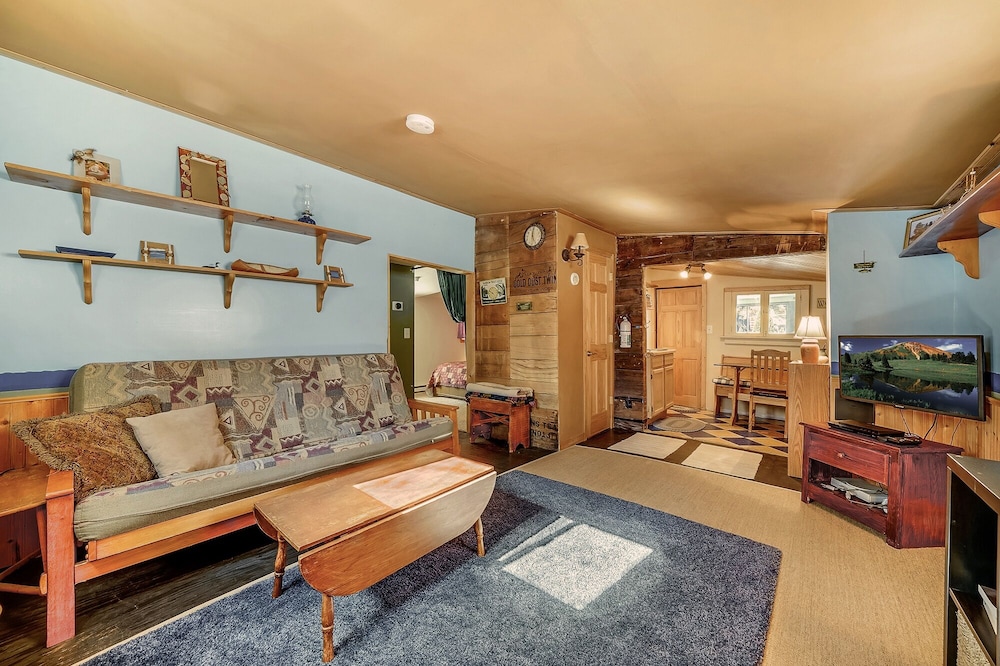 Beautiful Beach House & Cottage on Park Point, Short Beach Walk To