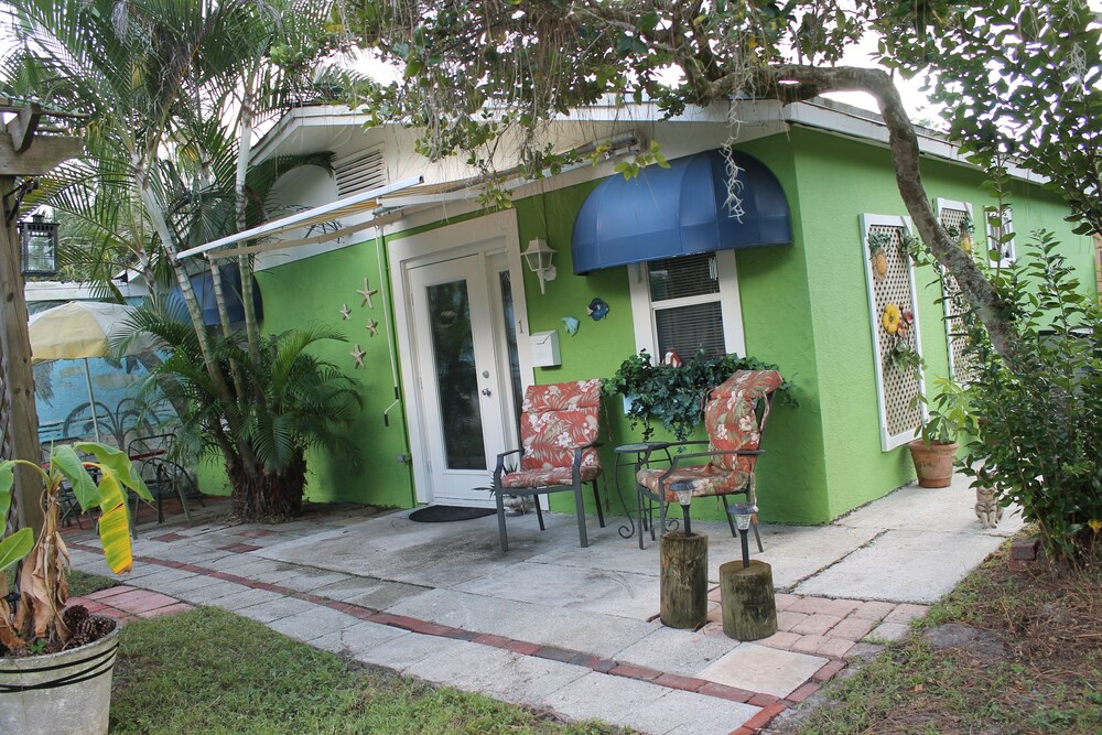 Country Cottage Home - Manatee County | Vrbo