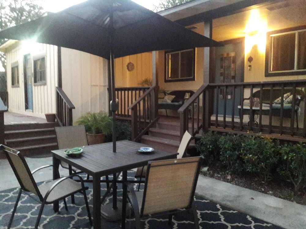 Clifton By The Sea Bungalow2 Miles from Kemah Boardwalk Pet Friendly