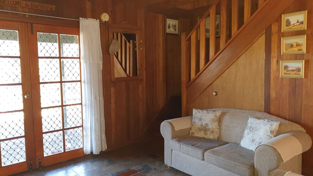 Comfortable cabin ideal for couples or families - pet friendly