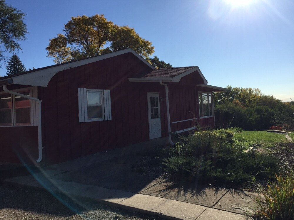 Charming Lake House with Lake View and Deck, AC and Garden Yankton