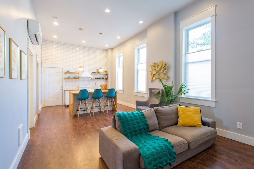 Charming 2 Bedroom Apartment Near Downtown In Chicago