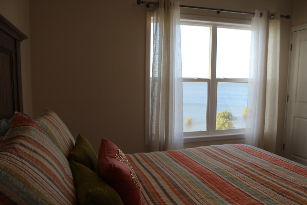 BAY FRONT HOME, minutes away from SPI, in a gated Subd. The Perfect Stay!!! Port Isabel Vrbo