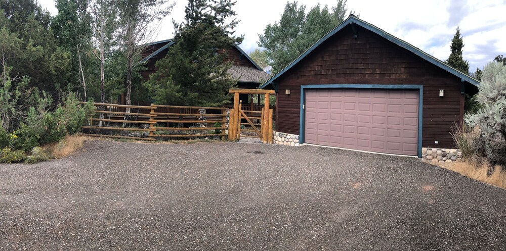 Luxurious Mountain Lodge Located Between Yellowstone And Cody