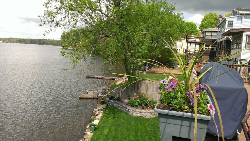 Waterfront Retreat 2BR with Huge Deck on Lake Lashaway Views in E