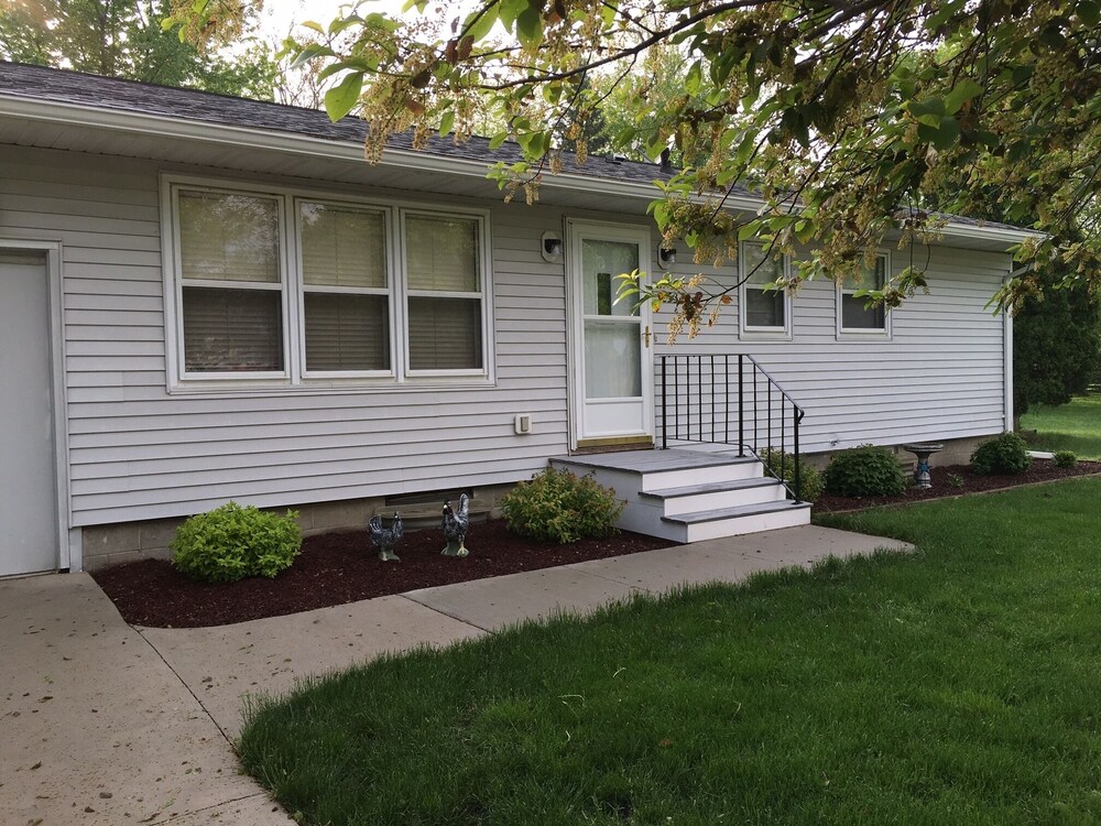 3br 1ba Private Home In Fairmont Mn Stella S Bungalow In