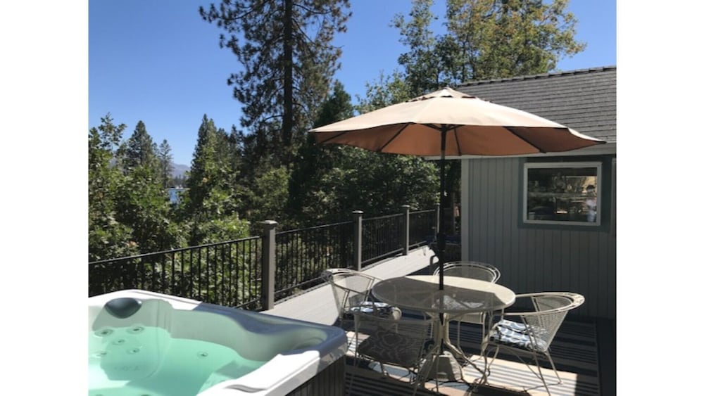 NEAR YOSEMITE Bass Lake Cabin Hot Tub, Lake View, Pet Friendly in