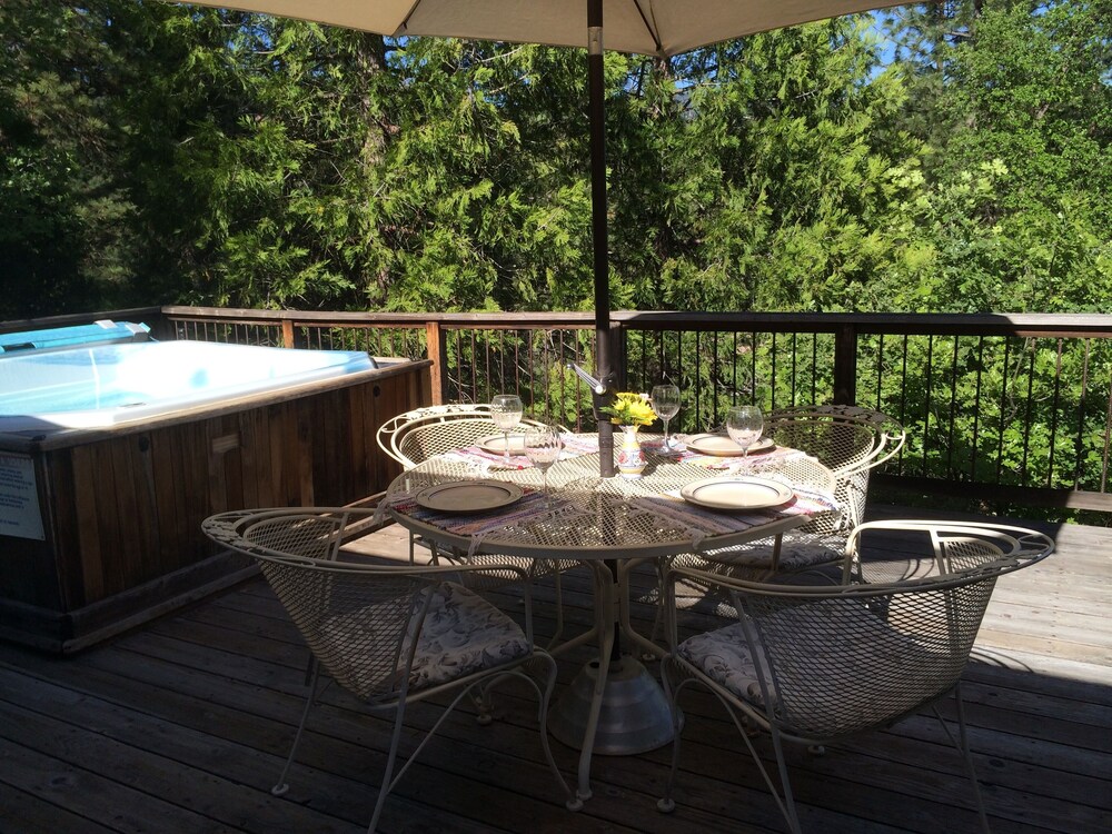 NEAR YOSEMITE Bass Lake Cabin Hot Tub, Lake View, Pet Friendly in