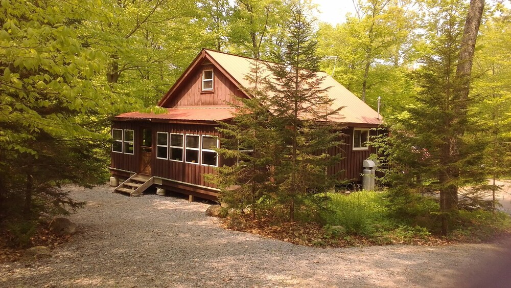 NICE FULLY FURNISHED QUIET ADIRONDACK CAMP "UNCAS ROAD CABIN IN THE