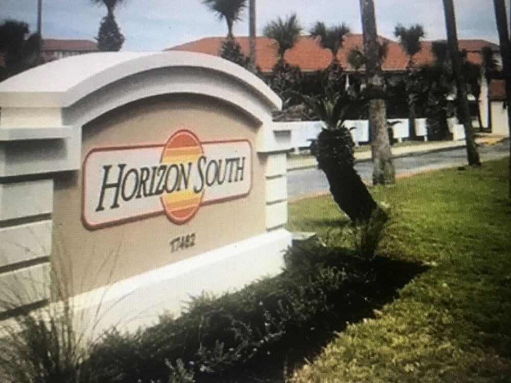 Just A Few Steps From The Pool With The Closest Beach Access