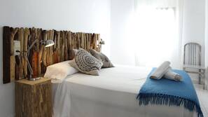 Caja fuerte, tabla de planchar con plancha, wifi y ropa de cama