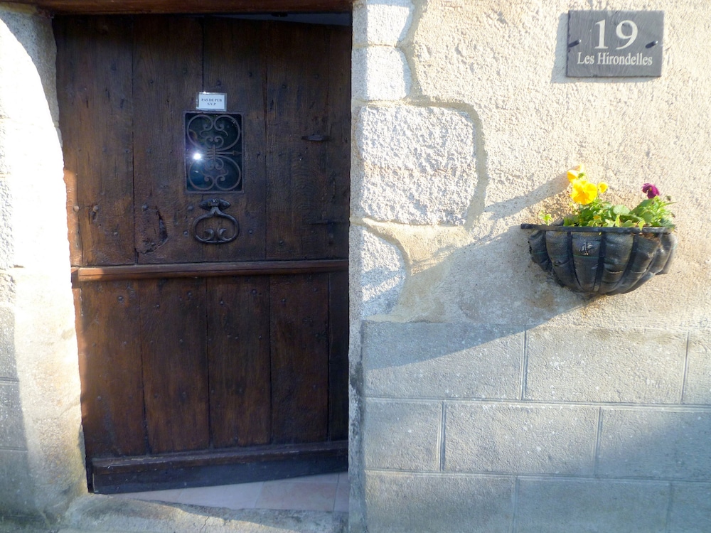 A riverside house in Bellac by a park with lovely views of the medieval