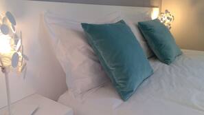 4 chambres, coffre-forts dans les chambres, fer et planche à repasser