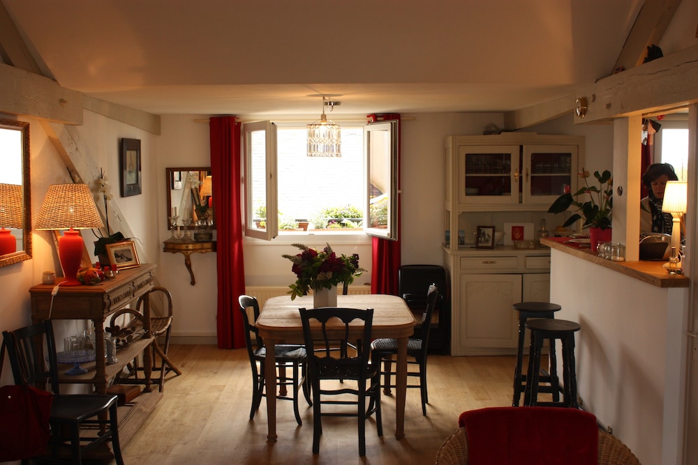 Charming Apartment 19th Building in the Historic City Center in Vannes, France
