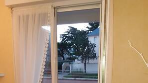 1 chambre, fer et planche à repasser