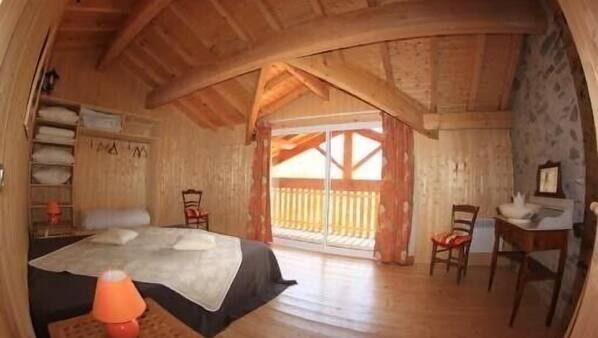 2 bedrooms, iron/ironing board, Internet