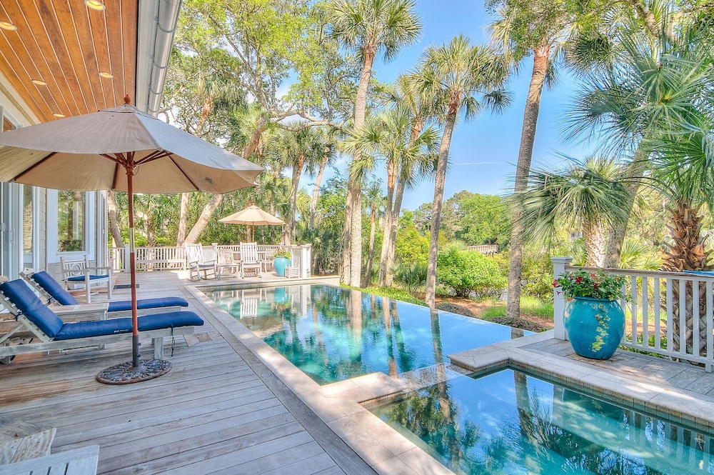 A Kiawah Dream! Modern, Walk To BEACH, Private Pool And Hot Tub