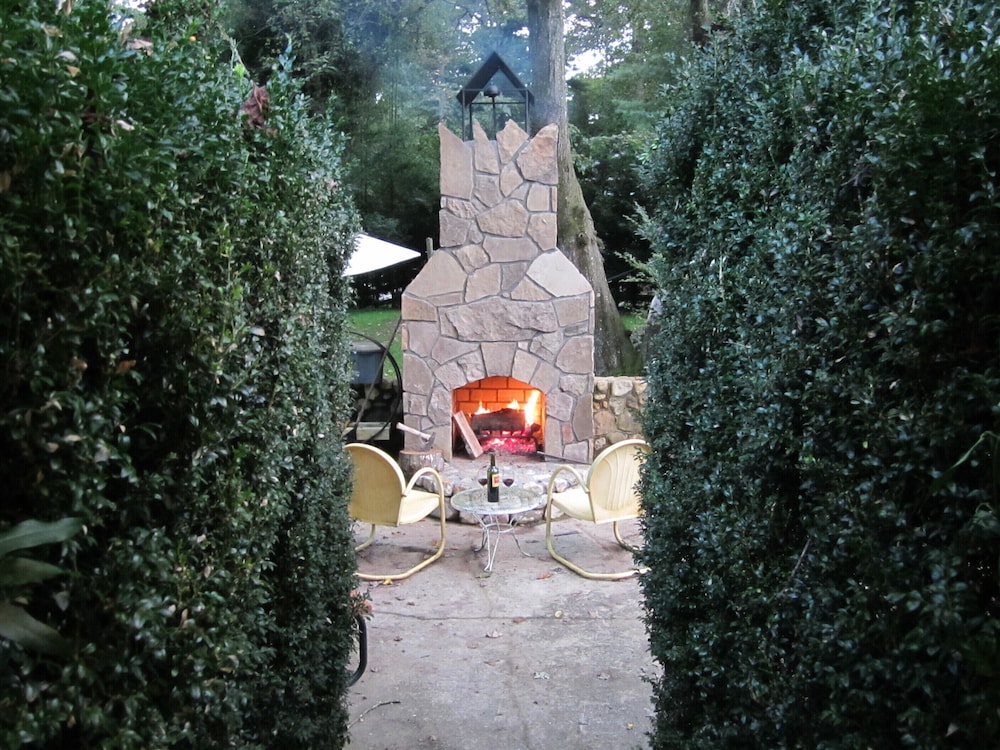 FEATHERSTONE!  Unique Cottage Getaway in Hendersonville, N.C.