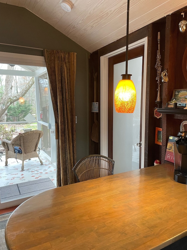 FEATHERSTONE!  Unique Cottage Getaway in Hendersonville, N.C.