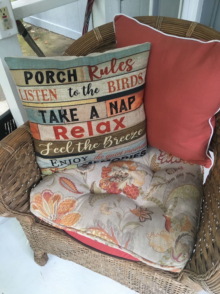 FEATHERSTONE!  Unique Cottage Getaway in Hendersonville, N.C.