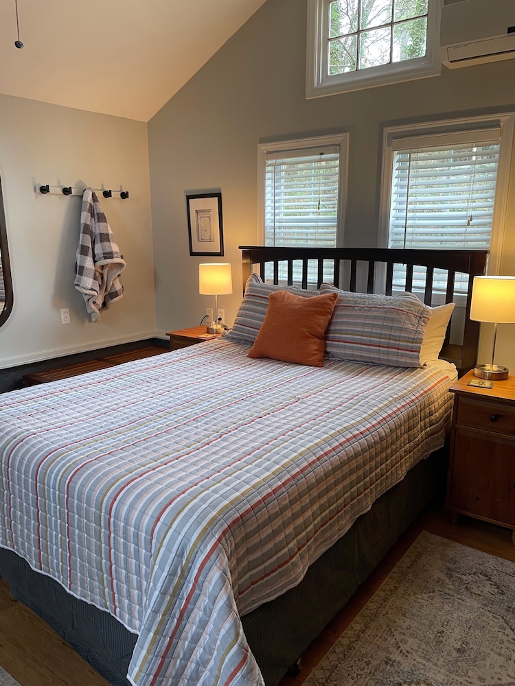 FEATHERSTONE!  Unique Cottage Getaway in Hendersonville, N.C.