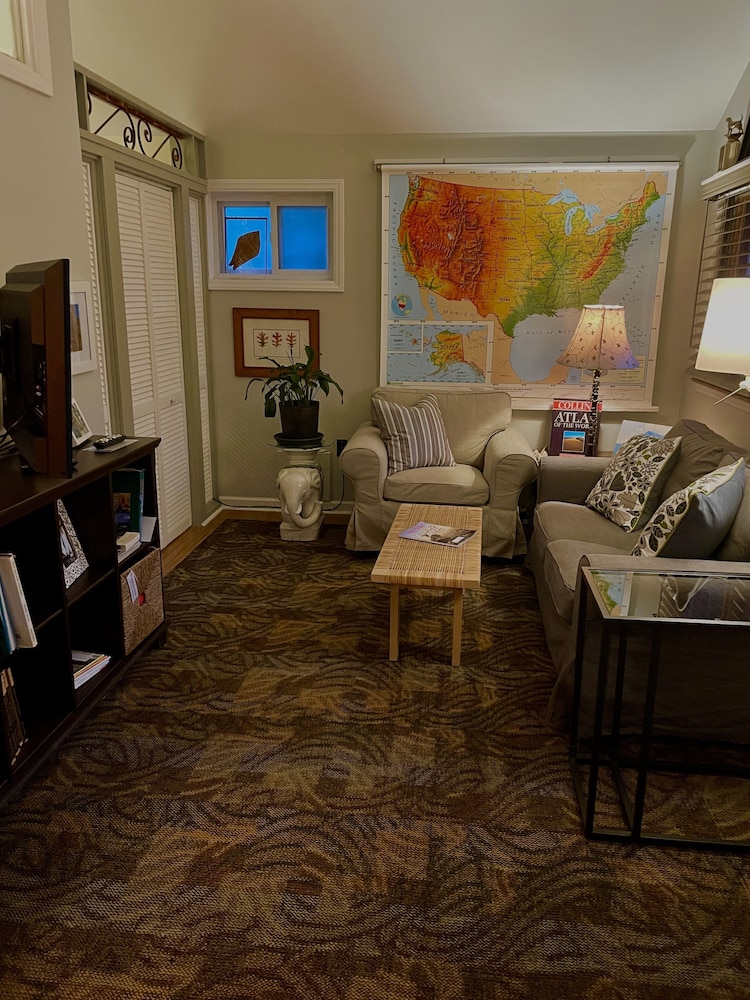 FEATHERSTONE!  Unique Cottage Getaway in Hendersonville, N.C.