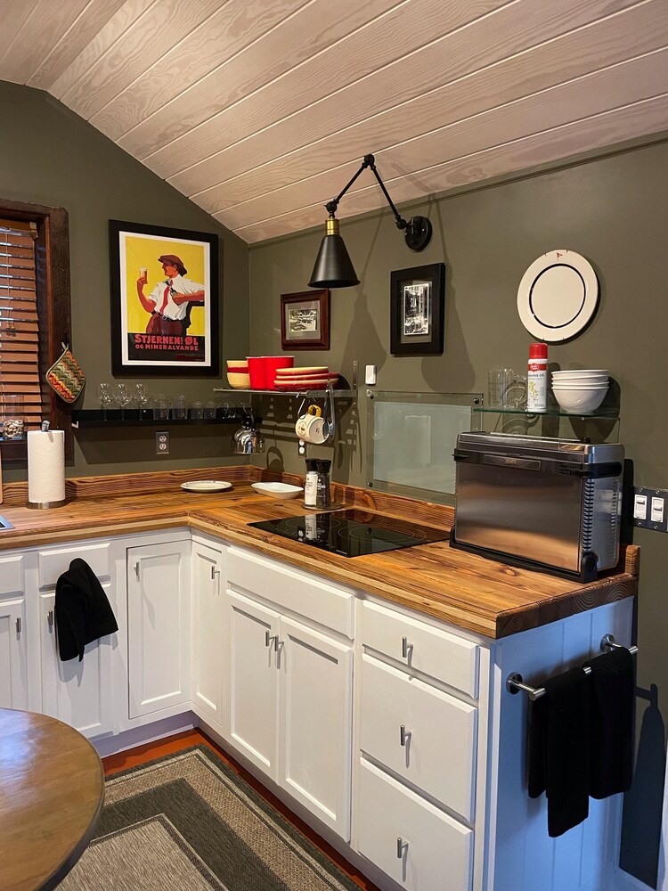 FEATHERSTONE!  Unique Cottage Getaway in Hendersonville, N.C.